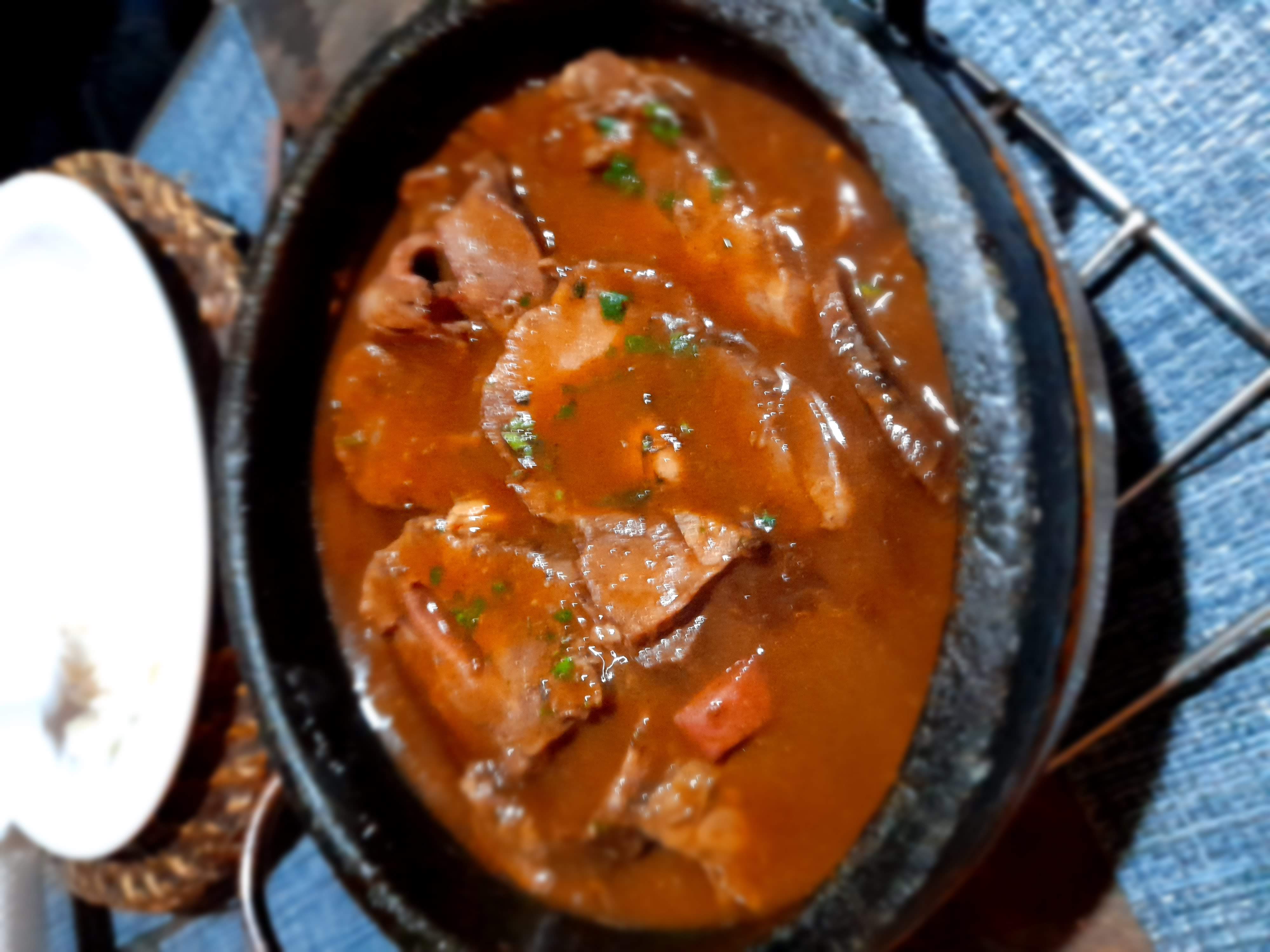 Língua de Boi recheada Parmesão e Bacon ao Vinho