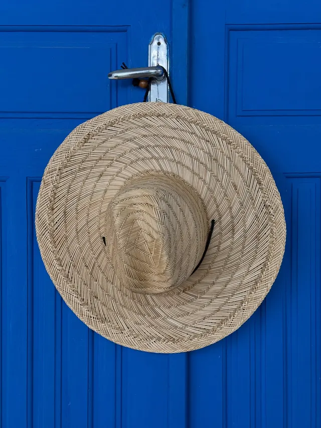 Detalhe: chapéu na porta azul