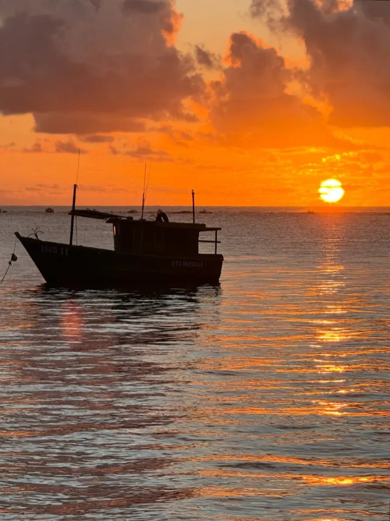 Pôr do sol com o barco