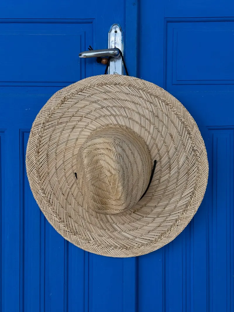 Detalhe: chapéu na porta azul