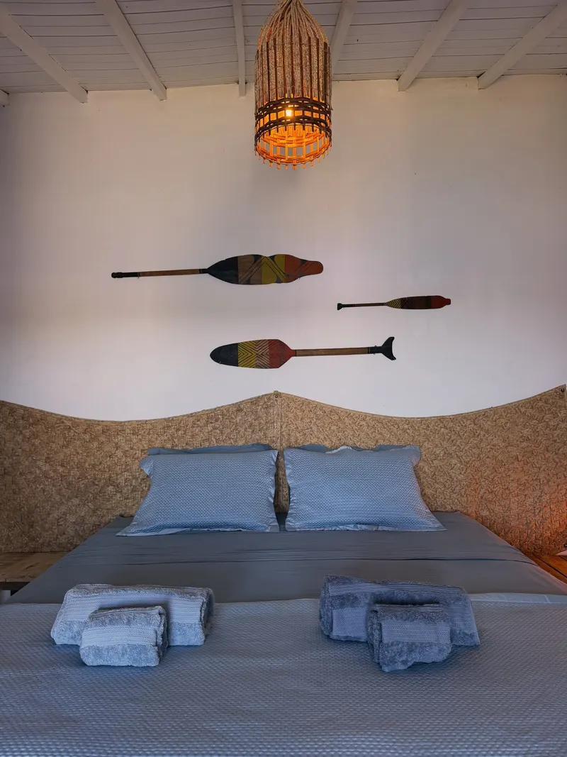 Cama de casal com cabeceira de palha